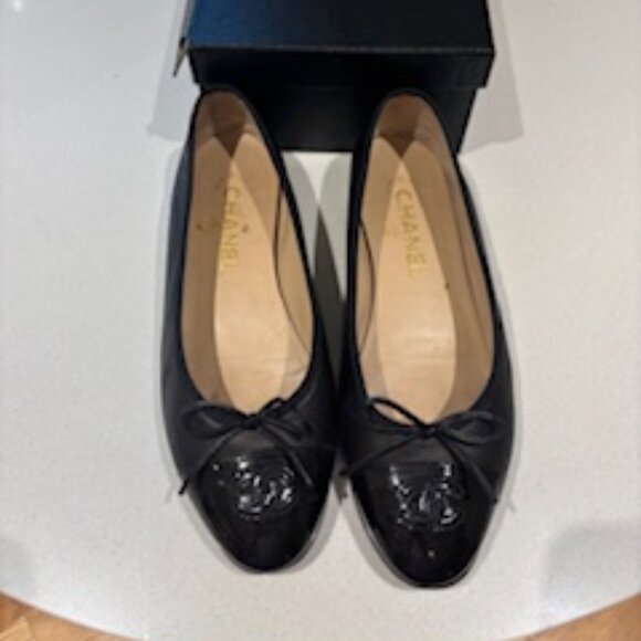 Chanel Black with patent cap toe ballet flats,  7.5 - Picture 1 of 6